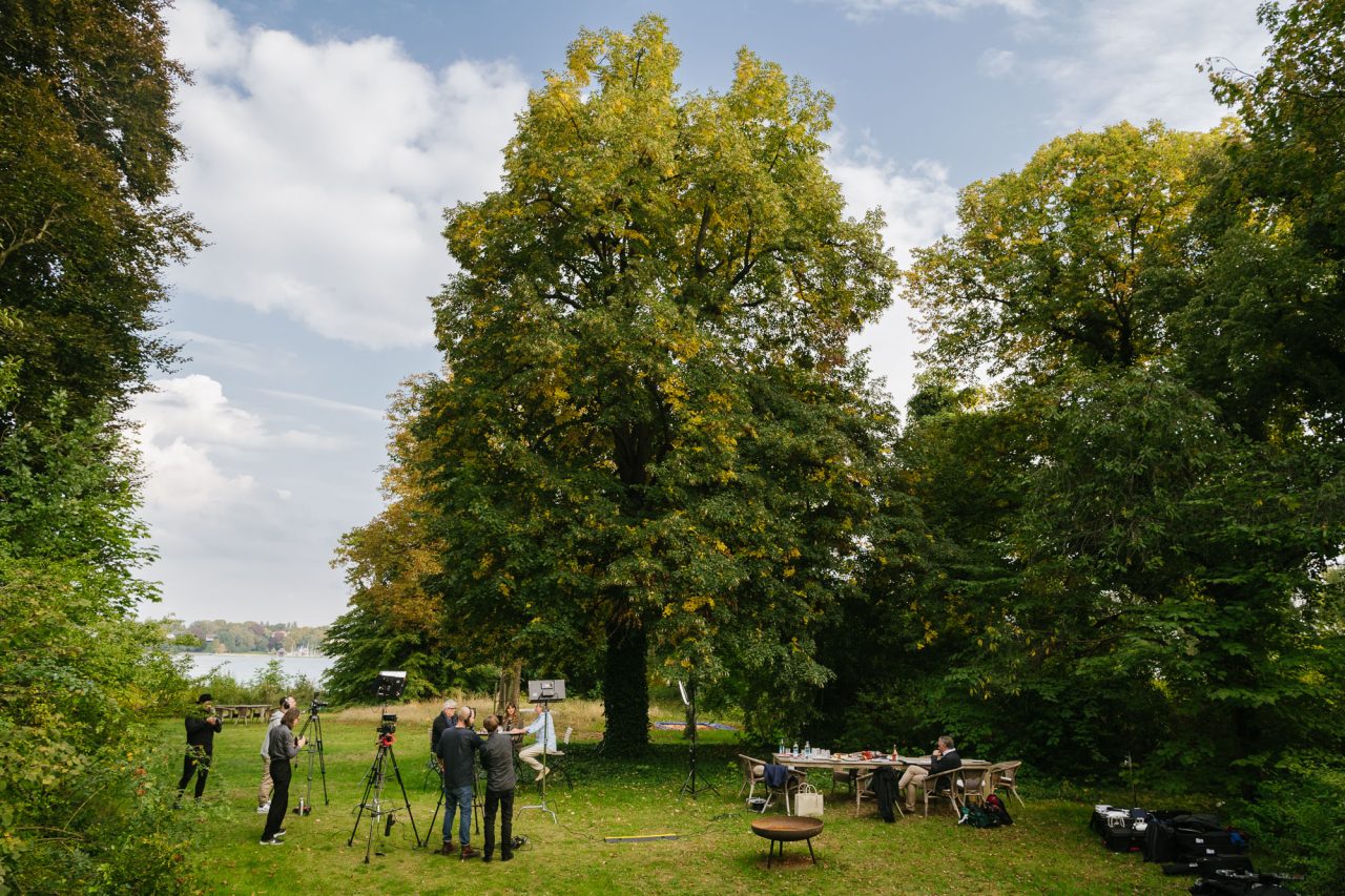 Die erste Staffel von „Unter Bäumen“, der neuen Videoreihe der Deutschen Standards, ist am 1. November 2022 gestartet